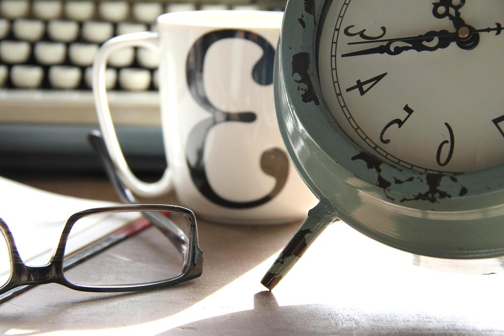 Recepcja biura jacokee z uśmiechniętym konsultantem