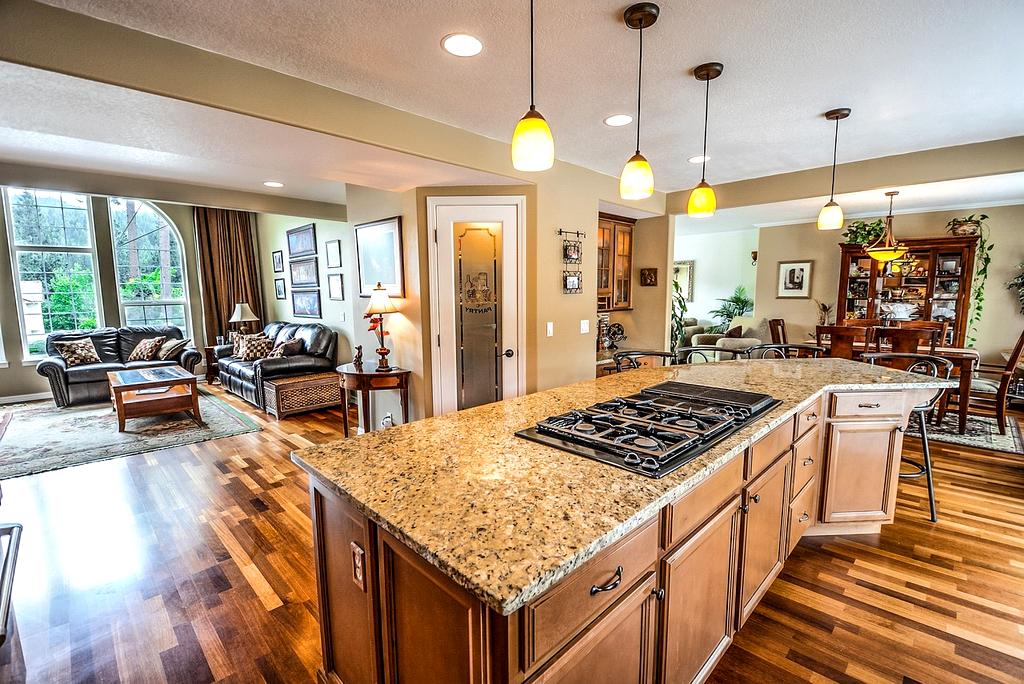 Konsultacja stylisty wnętrz z klientką w eleganckim salonie