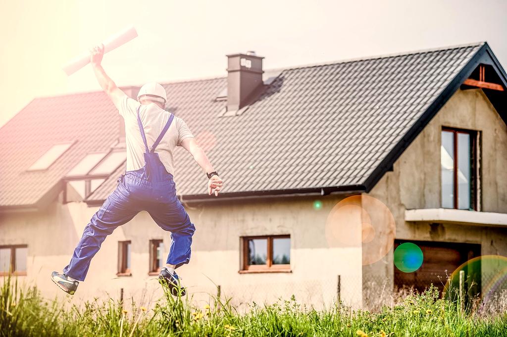 Przestronny pokój dzienny z dużymi oknami